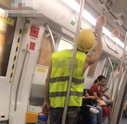 抖音的地铁一农民工火了, 一个姿势引发无数网友的点赞!