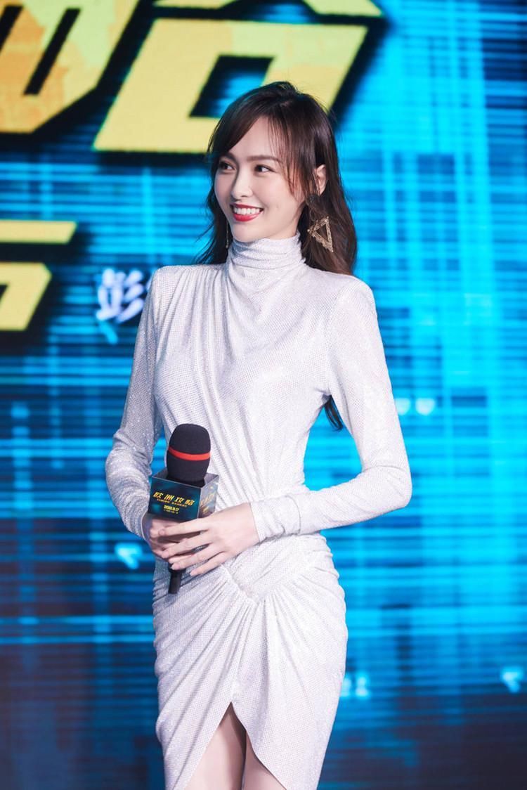 86斤的唐嫣，白裙中间剪开叉还穿成了紧身裤，网友:坐下就尴尬了