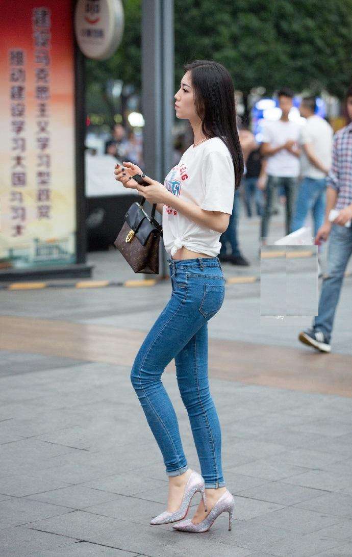 街拍夏日美腿: 每一个都是极品 第二位美女的裤子似乎太短了就像