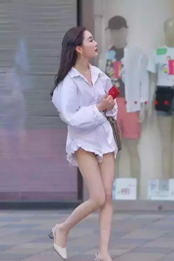 纯色收腰衫搭配白色短裤, 时尚造型若有所思