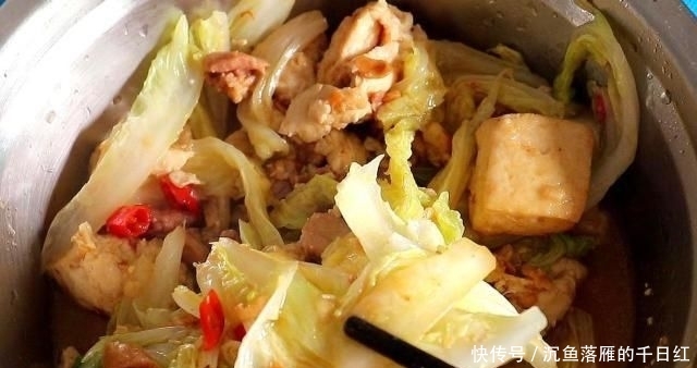  切成■白菜炖豆腐，先炒豆腐还是炒白菜？厨师长教你最正确做法，太香了