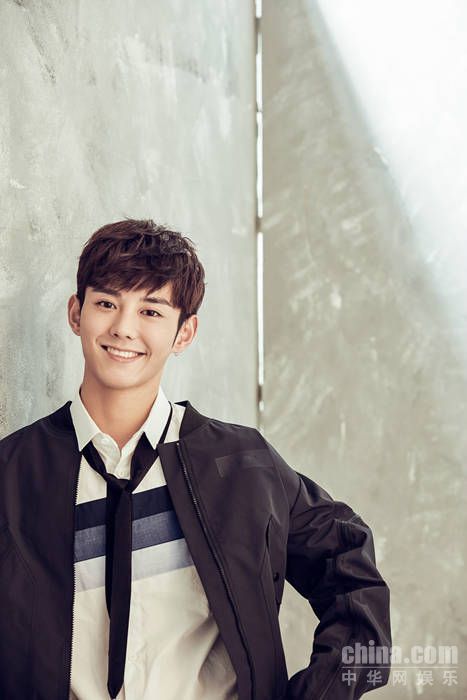 蓝博黑色夹克写真曝光 青春帅气时尚感MAX