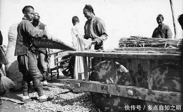  村庄：百年前北方农村老照片：房屋破败道路泥泞，农民穿粗布衣