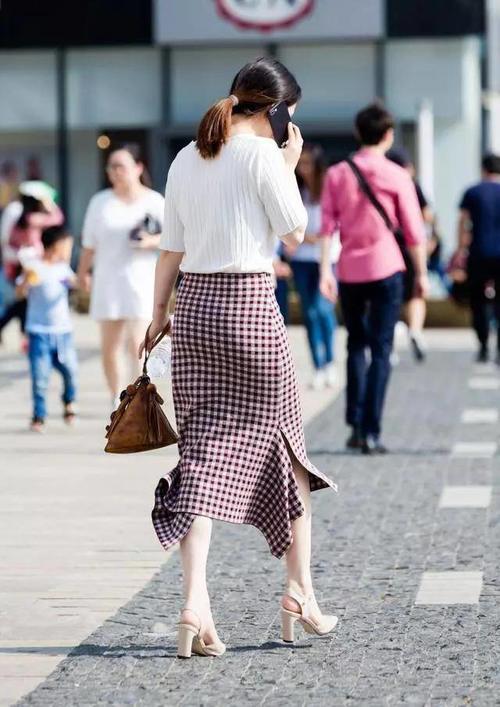 街拍，美女长相靓丽，穿着小清新，气质像小仙女一般令人赏心悦目