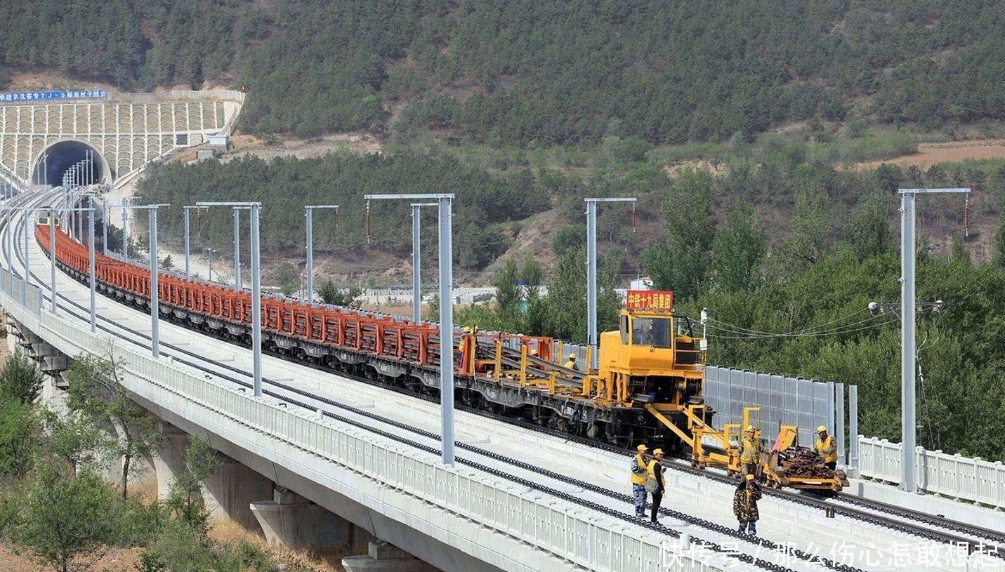 高铁跑一趟的成本是多少？看过之后，网友：难怪高铁能亏4万亿