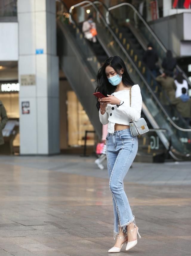  『女人味』蓝色紧身牛仔裤到底有多时髦，看到她们我就明白了，女人味太足了