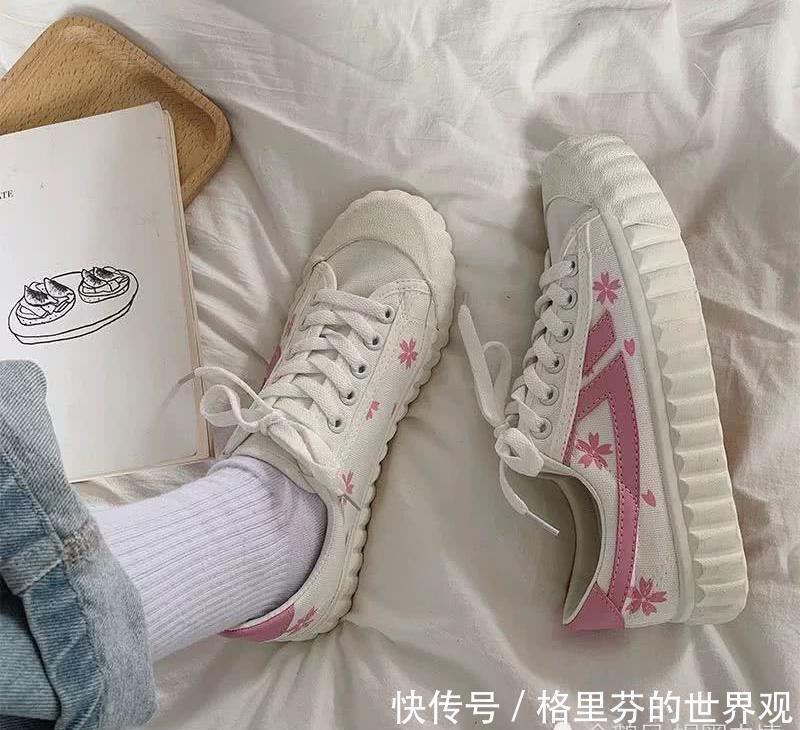  #平价#最近“不到百元”帆布鞋火了，平价又百搭，00后：扔了都不心疼