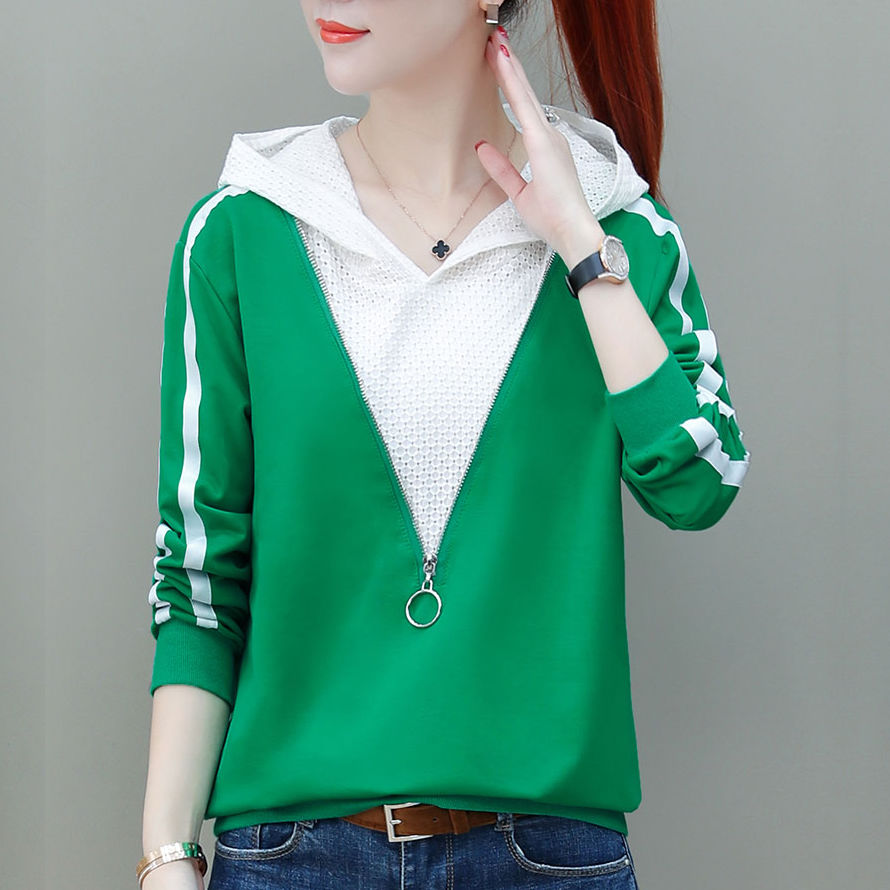 真没想到，今年流行的卫衣竟这么洋气，70后老婆穿上，减龄美炸