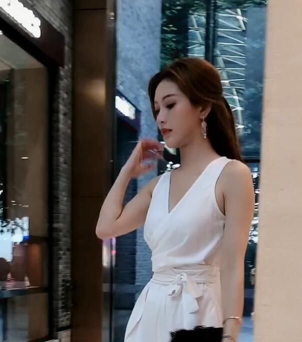  「楚楚动人」街拍:白皙美腿性感迷人,身材前凸后翘,小姐姐在街上楚楚动人!