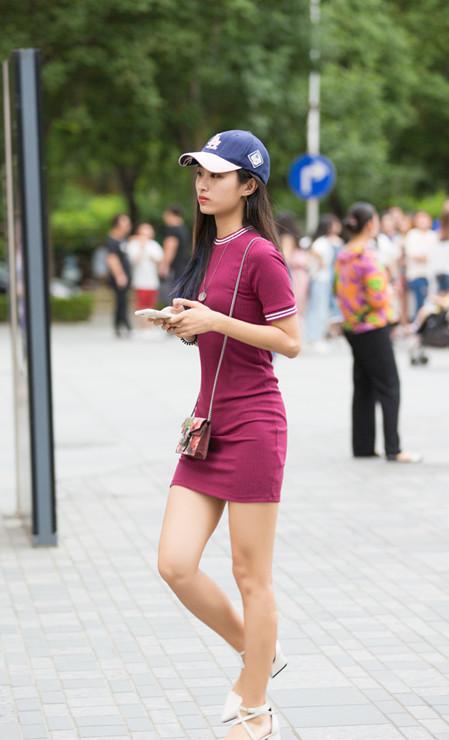 街拍：长裙与吊带短裙的魅力搭配，让小姐姐十分迷人呢