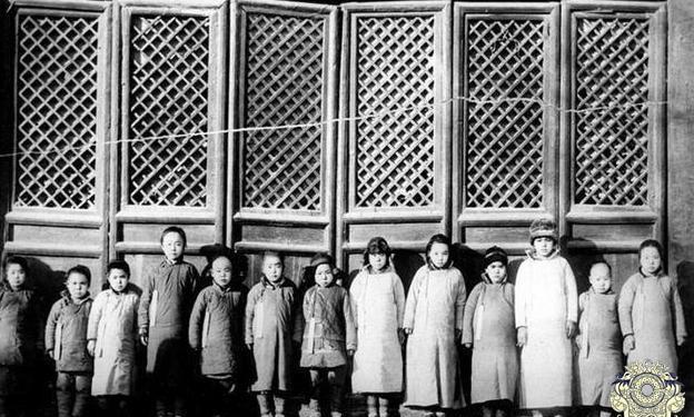 「漂亮」直击清朝宫女的真实容貌:图二是慈禧身边的两姐妹,图七清秀漂亮