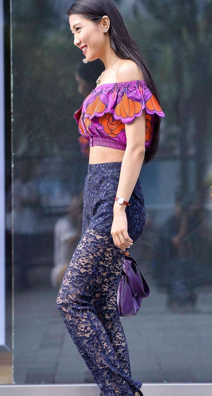 街拍: 镂空长裤展现妩媚身段, 如脂肌肤露的很明显