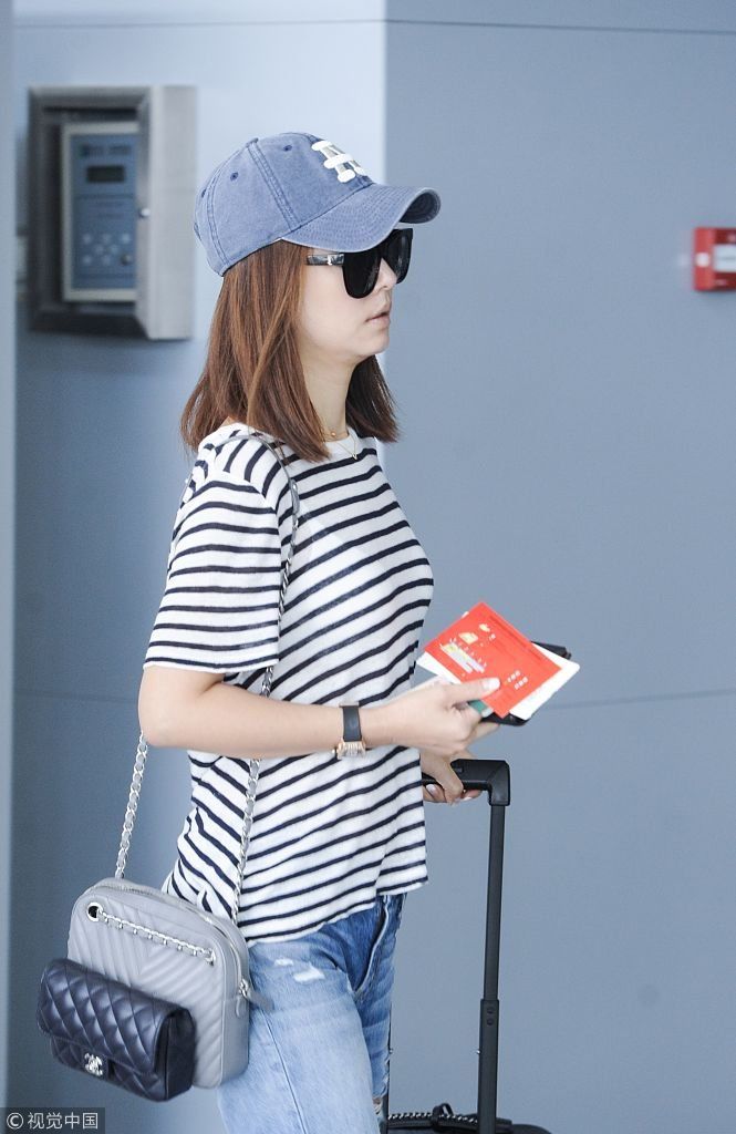 林心如推行李箱独自现身素颜皮肤嫩 背后留“玄机”柳腰似少女