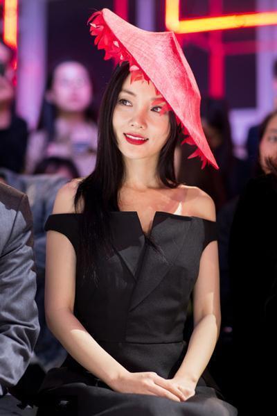 36岁李小璐与41岁李小冉同穿抹胸装,玉女和欲女差距一目了然