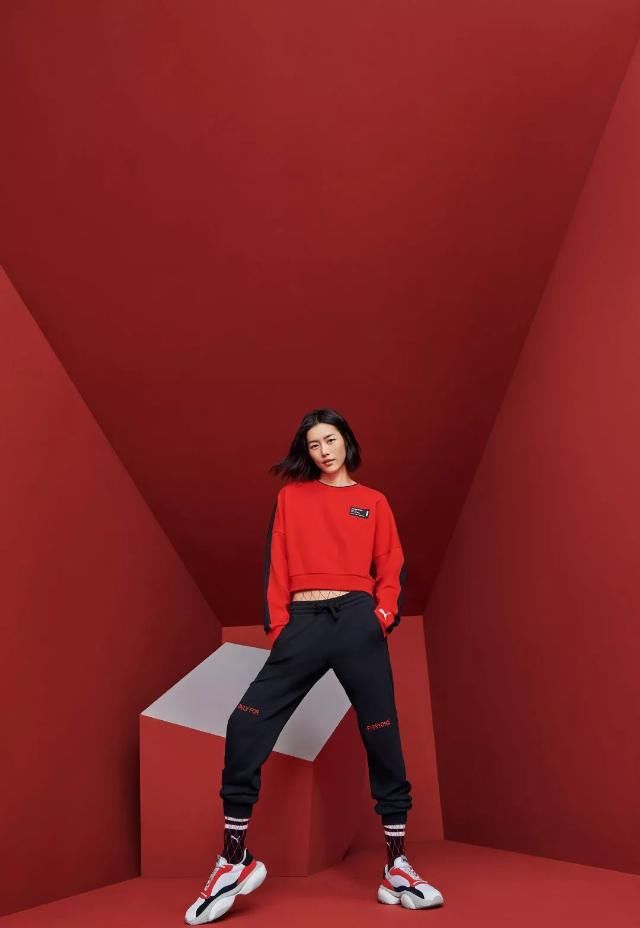  运动鞋：别再穿白色运动鞋了！2020年初春最红的10双靴子，谁穿谁漂亮！！！