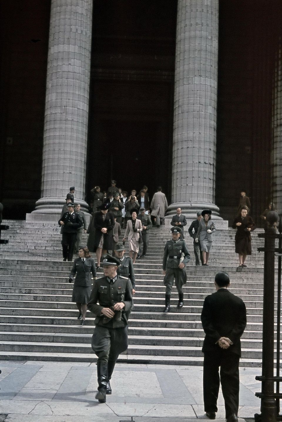 德军占领下的巴黎上色高清老照片 马照跑舞照跳 亡国痛看不到