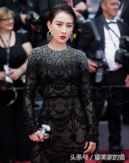 没有什么是马苏不敢穿的，上衣不扣扣子，网友：我还以为里面没穿