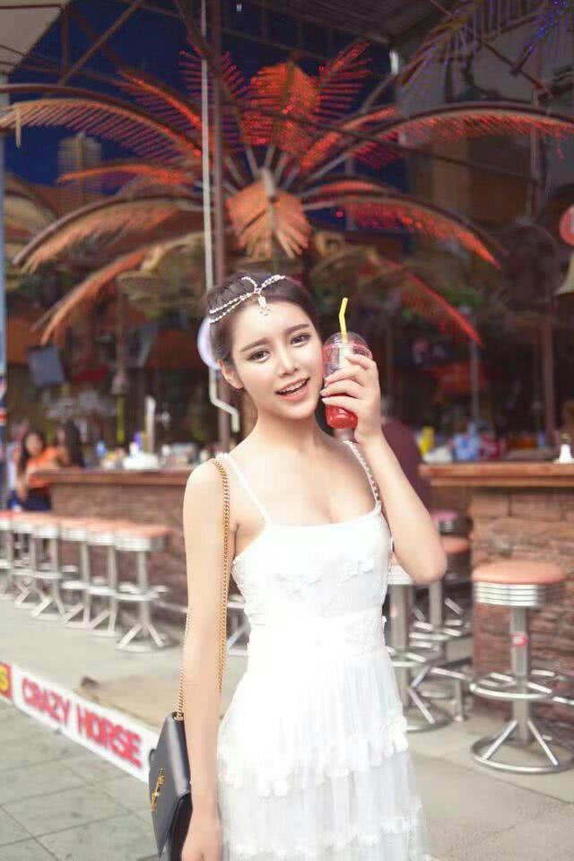 街拍:图六穿“小吊带”,展现玲珑曲线,令人赞叹不已!