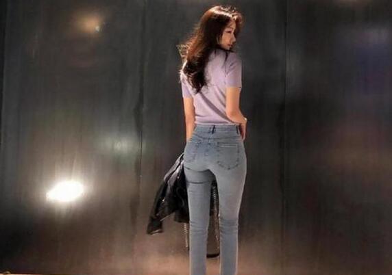 紧身牛仔裤修身显瘦，衬托的美女曲线感强，展现的女神魅力特美！