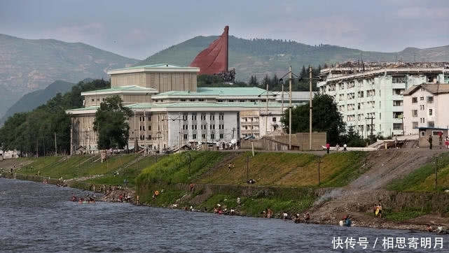 中国这个县隔鸭绿江与朝鲜相望，对岸朝鲜女子清晰可见