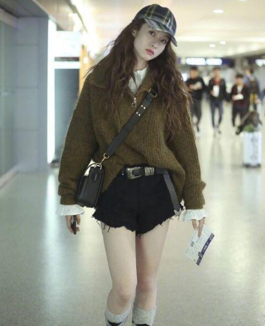 撞衫两次都输?同一条香槟裙,热巴身材好到爆,她却太瘦撑不起!