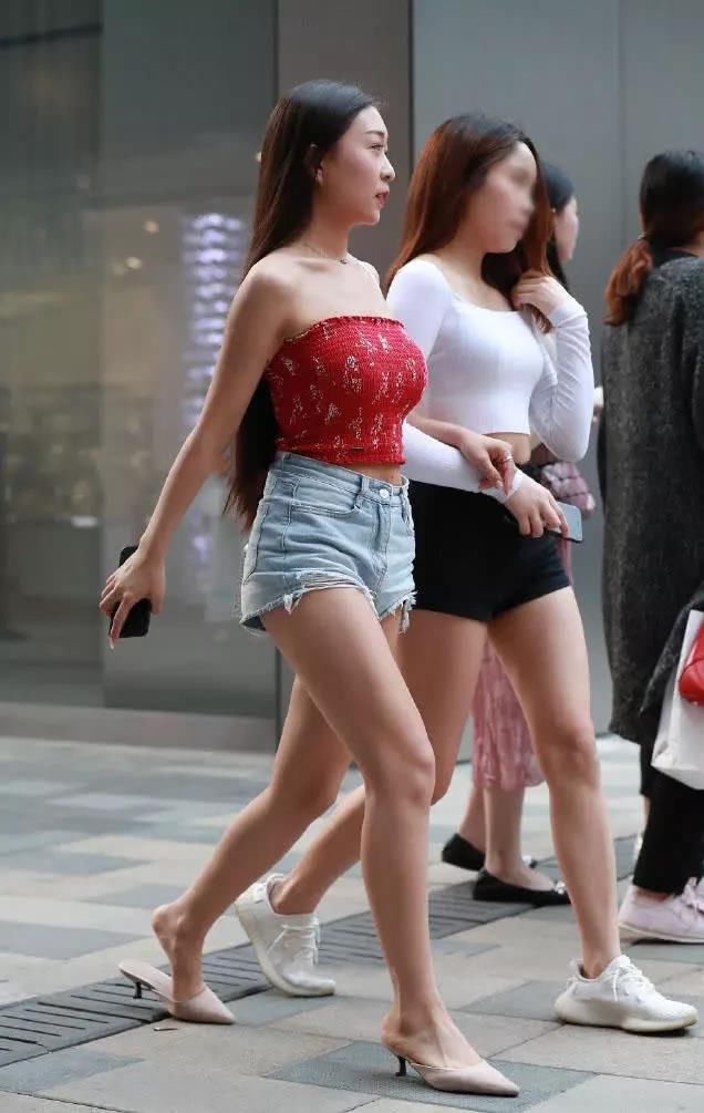街拍 闺蜜时尚清凉风的穿搭参考，一道清凉盛夏的靓丽风景