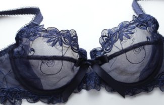 日本女人文胸真敢穿，看看下图就知道，以前文胸都白穿了