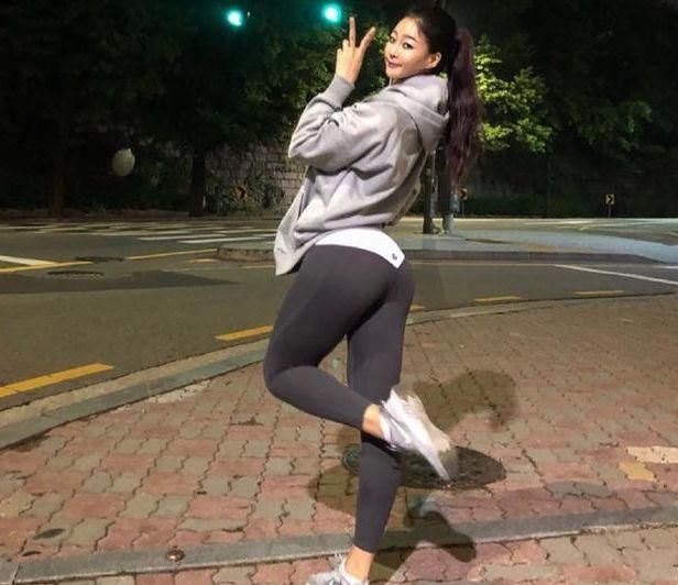 时尚街拍：打底裤美女展现气质出众的婀娜身姿