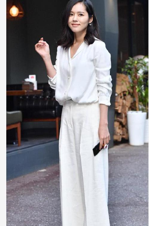 西服裤上套裙子? 却意外时尚显腿长, 不愧是“母胎美人”韩佳人!