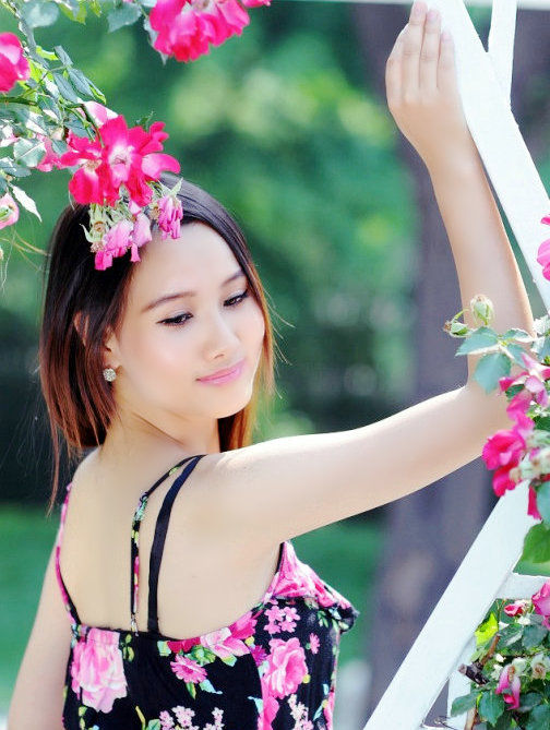 公园里一个青涩美丽的碎花裙装姑娘