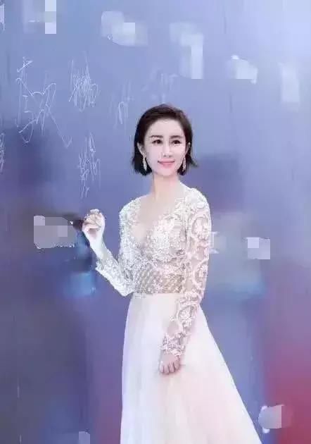 舒畅这次穿着一件白色的蕾丝的连衣裙，还真没人敢做到她这一步！