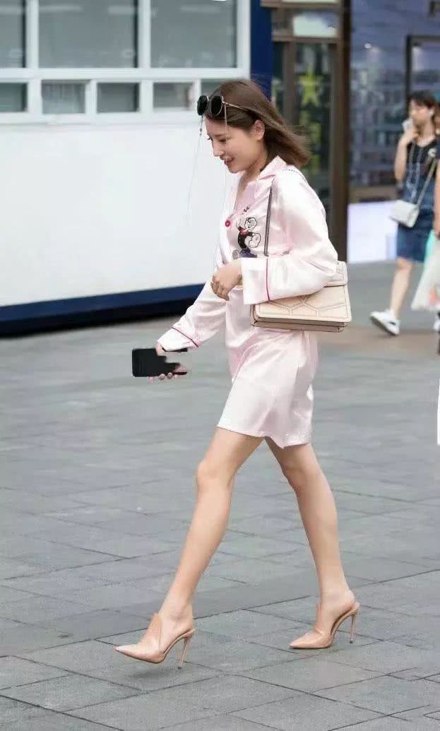 街拍：小姐姐薄纱连衣裙逛街，很有魅力，网友：确定不是睡衣？