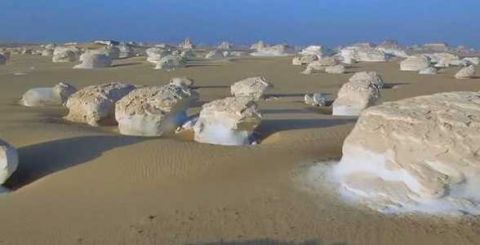 非洲沙漠呈现雪白色,如同下过雪一般,这样的沙漠你见过吗?