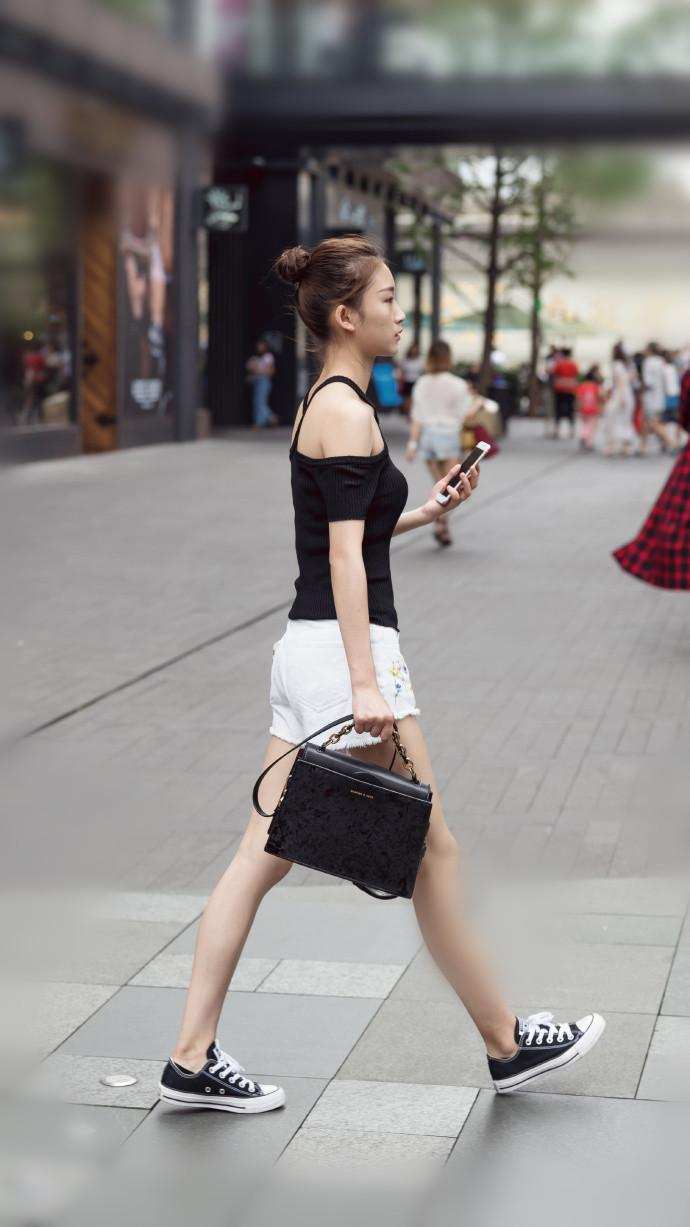 成都街拍, 风景虽好人更美, 美女穿搭休闲窈窕身材更引人注目欣赏