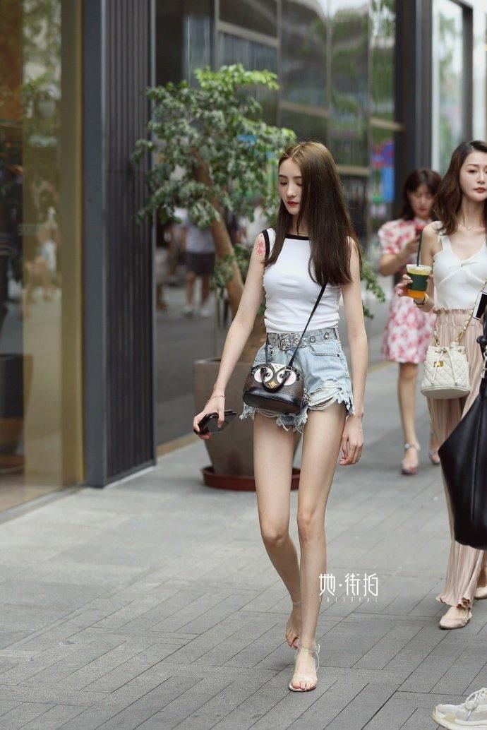 街拍:一件适合紧身连体裙，塑造身材曲线不再困难