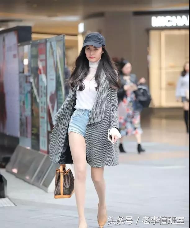 街拍:身材修长而苗条肌肤娇嫩穿肉色丝袜动人楚楚大长腿性感美女