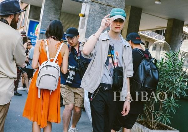 男生夏日扮酷指南！男装周型人秀场外街拍来示范：爱美不分性别，
