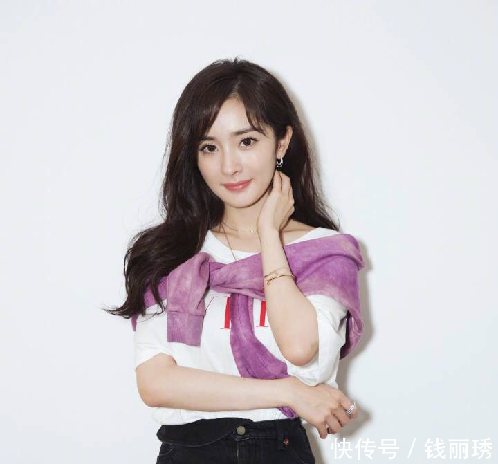 杨幂又不好好穿衣服了！在肩上搭一件衣服就出门