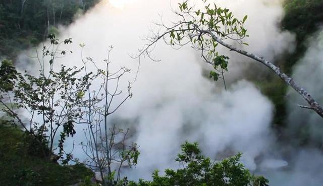 世界上最“要命”河流，水温高达100度，无数动物丧命于此