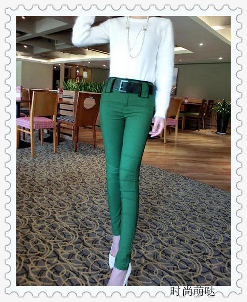 MM穿绿色紧身裤刚出门就成了焦点，成功在人群中脱颖而出