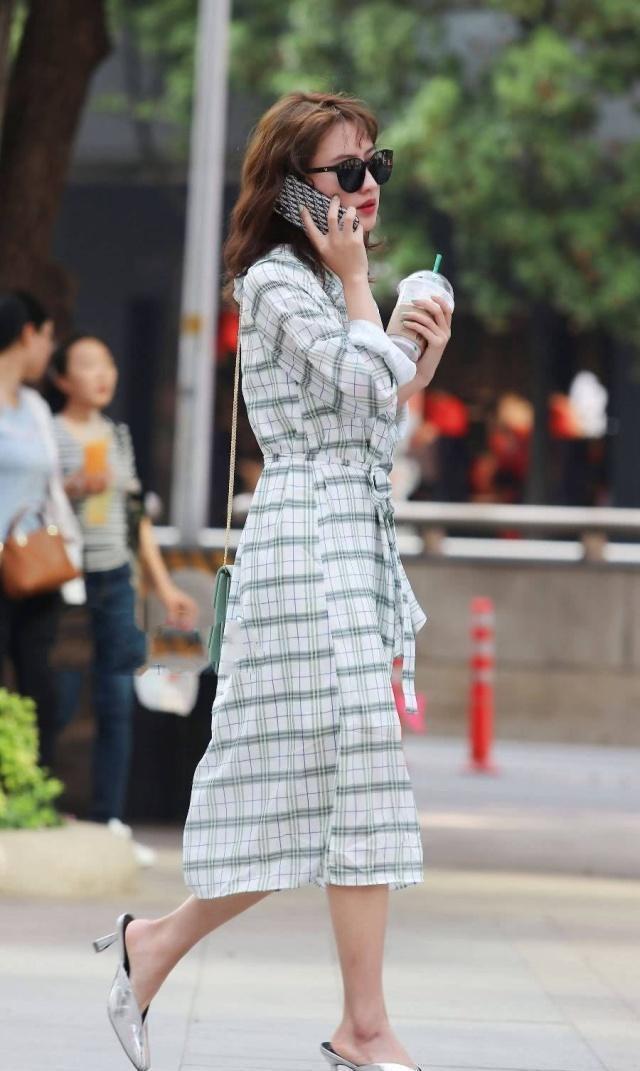 美女■街拍:气质靓丽的时尚美女,白底的印花连衣裙很显气质,时尚大方