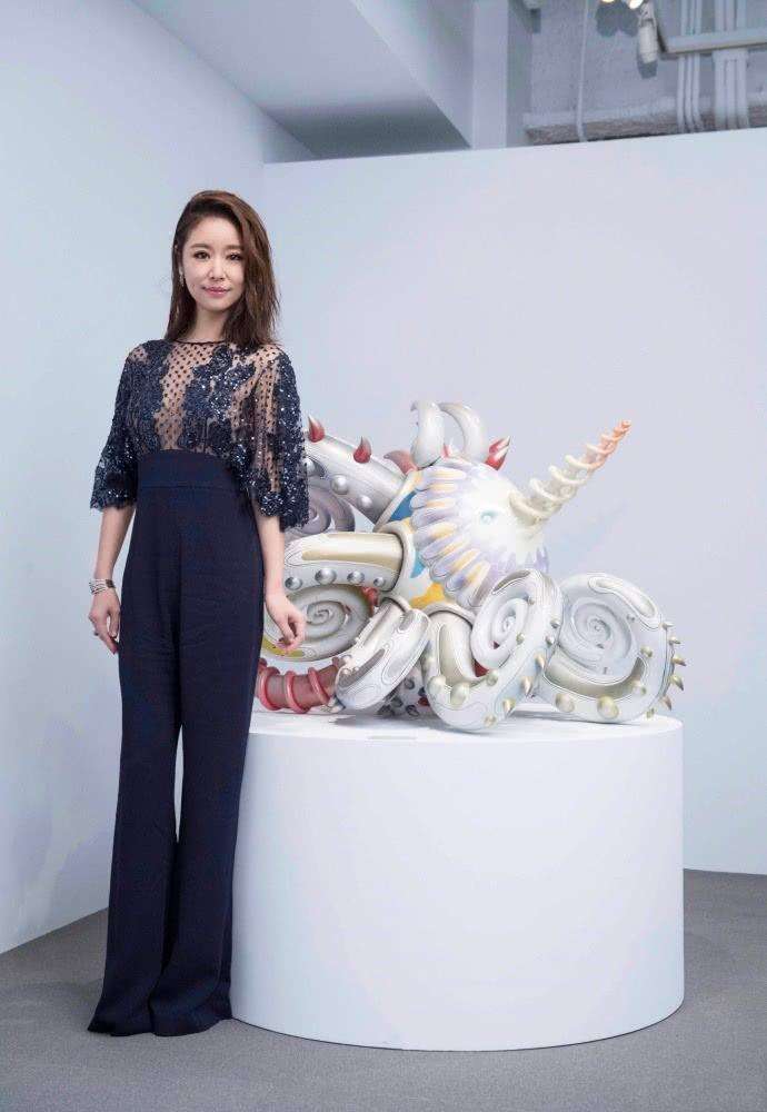 林心如穿深V领短裙, 坐出三层肚子, 网友: 这才是生过孩子的模样