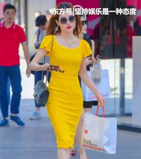  『百般』街拍：百般难描的小姐姐，一件粉色的连衣裙，时尚唯美好身姿