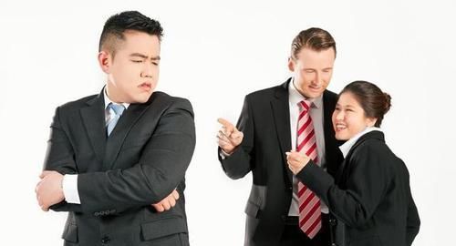  老实：同事背后说坏话怎么办？为人再老实，也要做这3件事，吃亏不是福