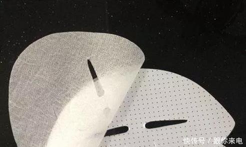纸敷在脸上:都说面膜里那张“塑料纸”别扔,用处大得很,真能让你补水事半功倍