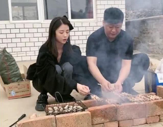 『贺树峰』36岁赵本山弟子下乡探亲,与岳父同框像同代人,95后小娇妻颜值高