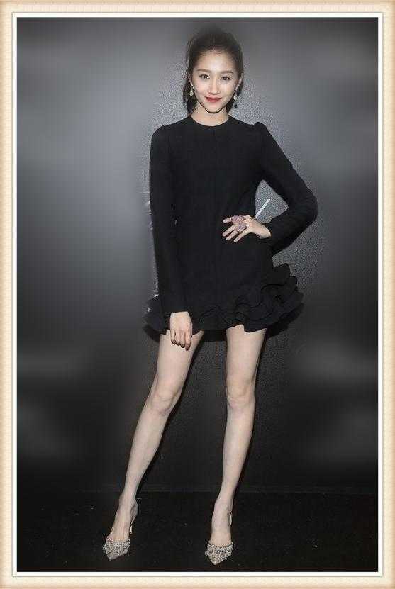 当172唐嫣和173关晓彤同穿短裙, 网友: 终于知道真正美腿长啥样了