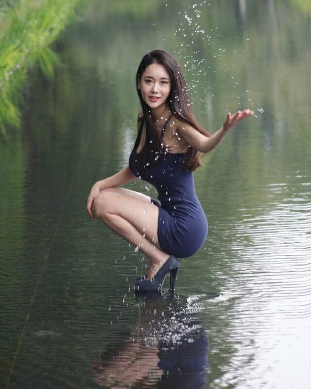 身材真好！身穿修身包臀裙秀出完美婀娜身姿，撩水动作撩到我的心