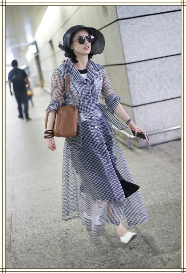 黄圣依真狠的下心!这么瘦的裙子也要硬穿进去,不想却勒出大宽胯