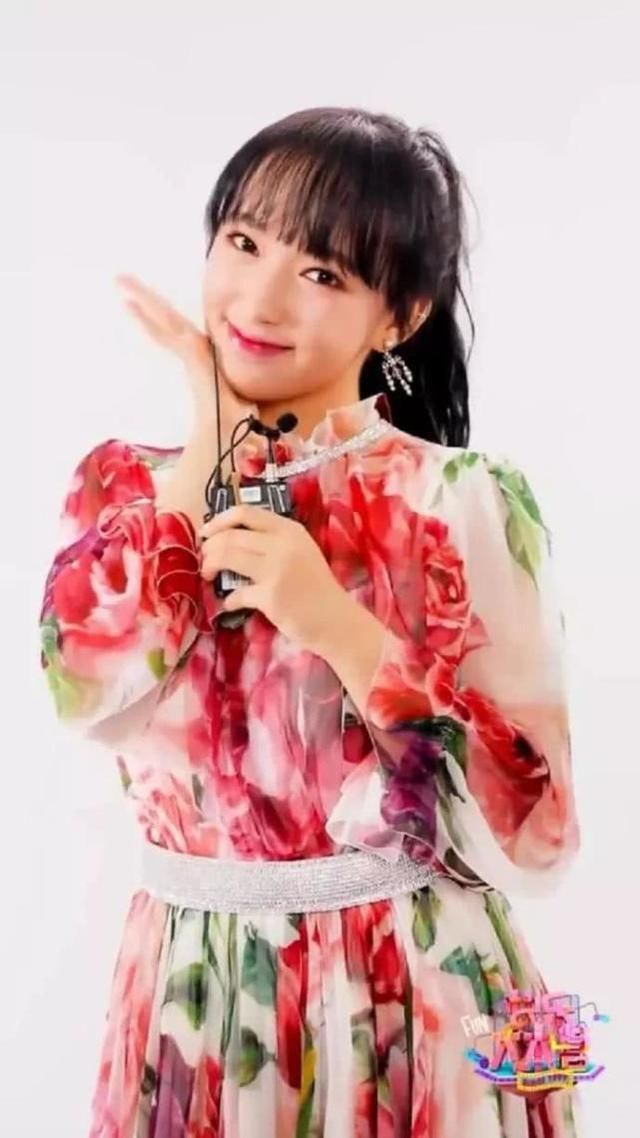 撞衫迪丽热巴被虐惨!迪丽热巴显贵气，她却像在地摊上买的?